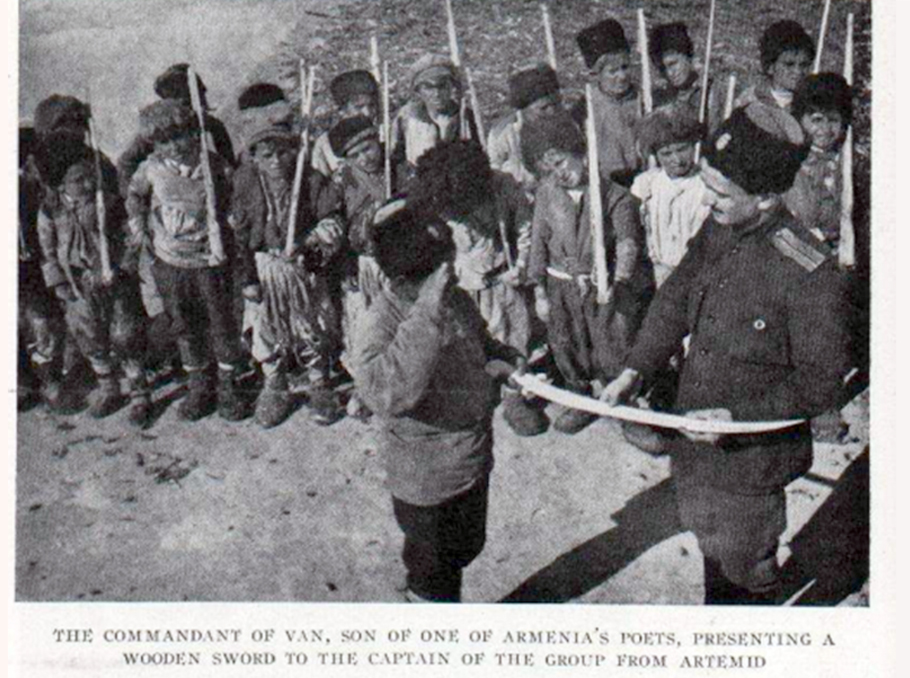 Վանի պարետ Արտավազդ Թումանյանը մանուկների վաշտի հրամանատարին փայտե թուր է հանձնում
