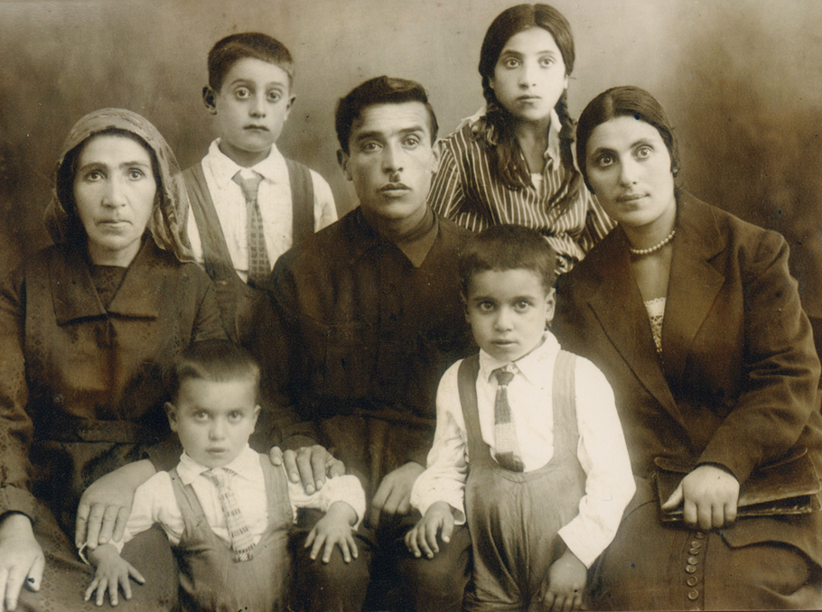Արտաշես Փխրիկյանի ընտանիքը Երևանում 