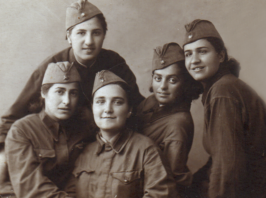 Ռոզալյա Աբգարյանը (ձախից վերեւի շարքում)` Թբիլիսիի զինկոմիսարիատում