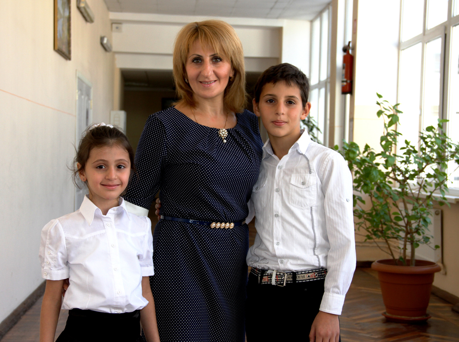 Նաիրա Սարգսյանն իր երեխաների հետ