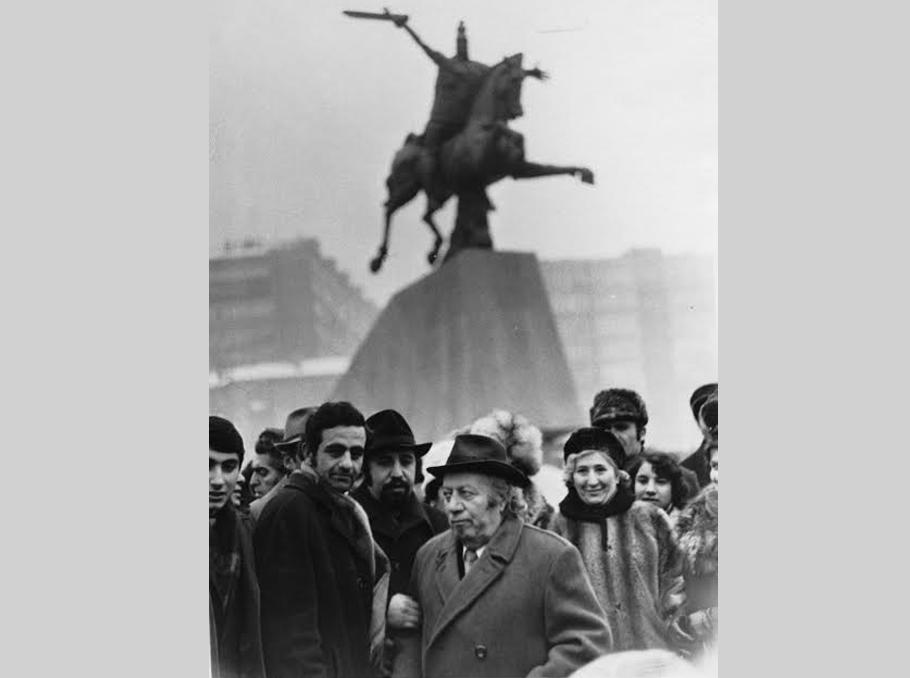 Երվանդ Քոչարը «Վարդան Մամիկոնյան» արձանի բացման ժամանակ