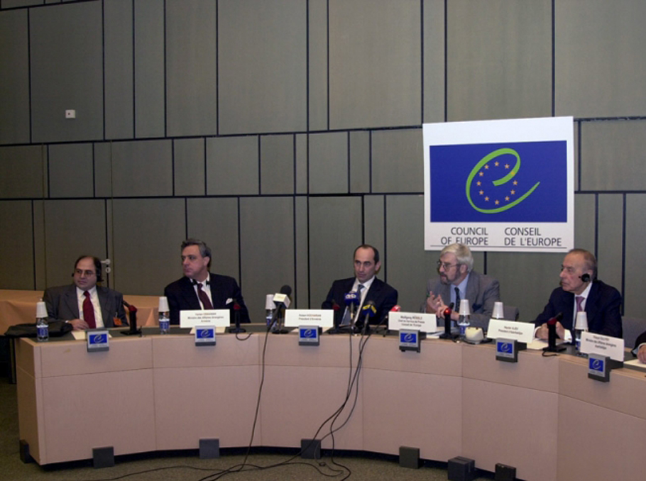 Совместная пресс-конференция Роберта Кочаряна и Гейдара Алиева в Страсбурге 25 
