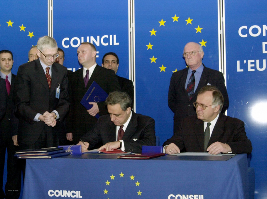 Глава МИД Армении Вардан Осканян и генсек Совета Европы Вальтер Швиммер подписывают документы о вступлении Армении в Страсбурге 25 января 2001 года