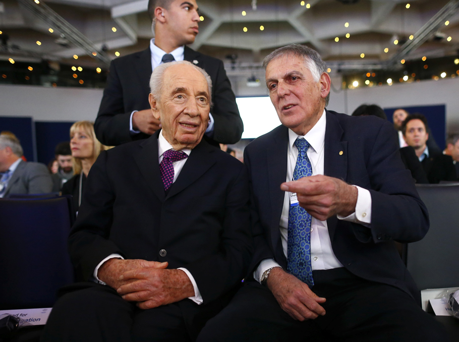 Israel's President Shimon Peres speaks with Dan Shechtman