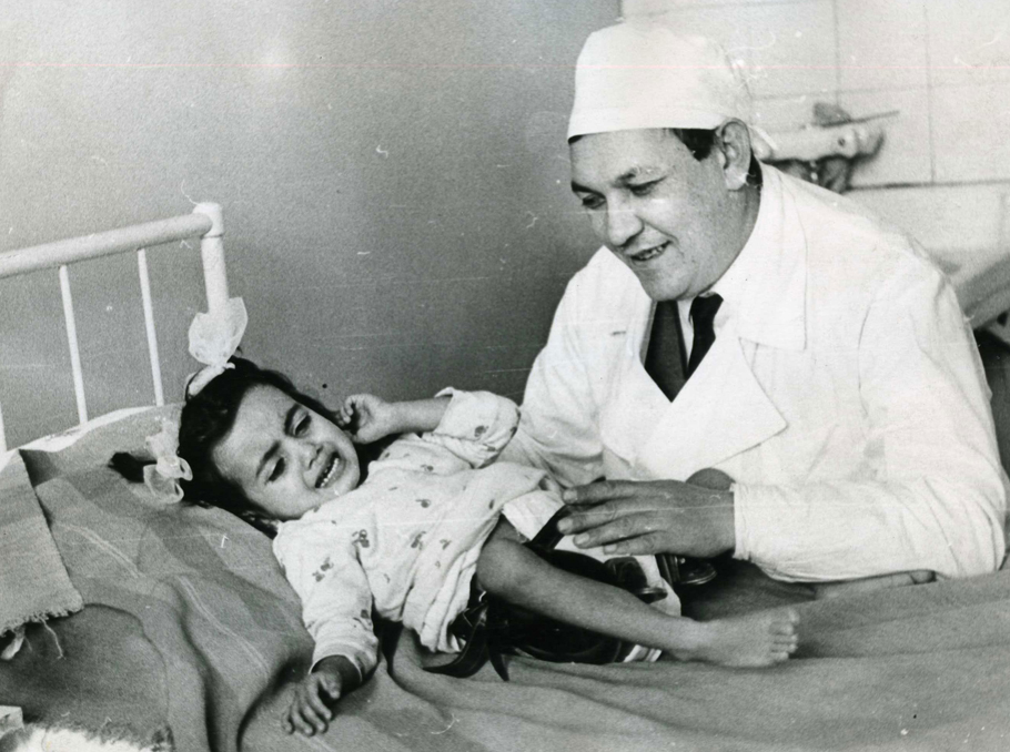 Մանկական վնասվածքաբան Ռաֆայել Պետրոսյան ավագը վիրակապ դնելիս