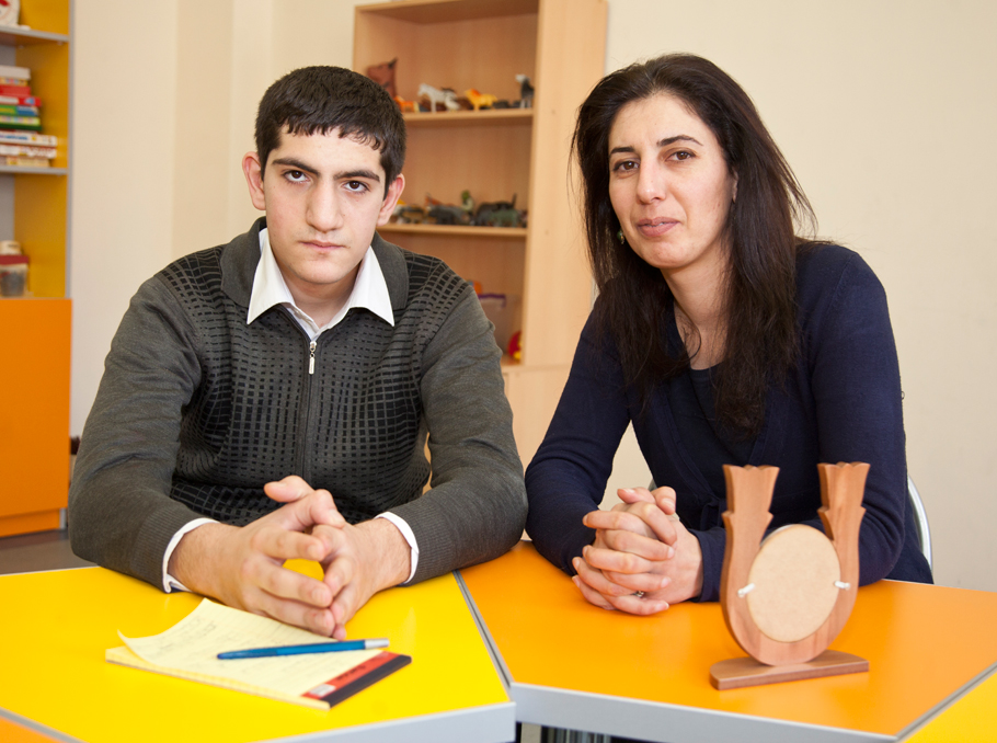 Էդմոնդ Հովհաննիսյանն ու դպրոցի հոգեբան Սոֆյա Հովսեփյանը Էդմոնդ Հովհաննիսյանն ու դպրոցի հոգեբան Սոֆյա Հովսեփյանը