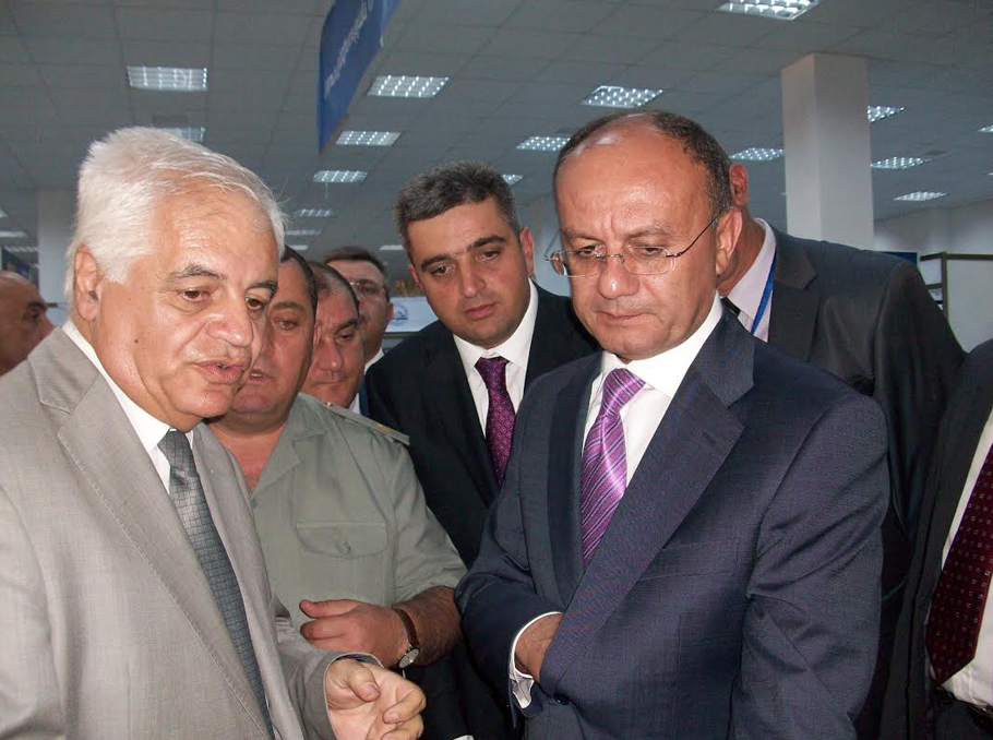 Mher Markosyan presents to Armenian Defense Minister Seyran Ohanyan the institute’s developments