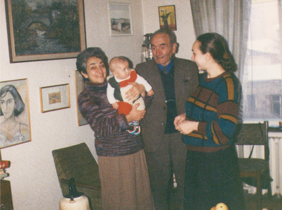 Չորս սերունդ՝ Գուրգեն Մուրադյանն իր աղջկա՝ Լաուրայի (Շուշանիկի տատիկի), թոռան՝ Ծովինարի (Շուշանիկի մոր) եւ ծոռան՝ Շուշանիկի հետ