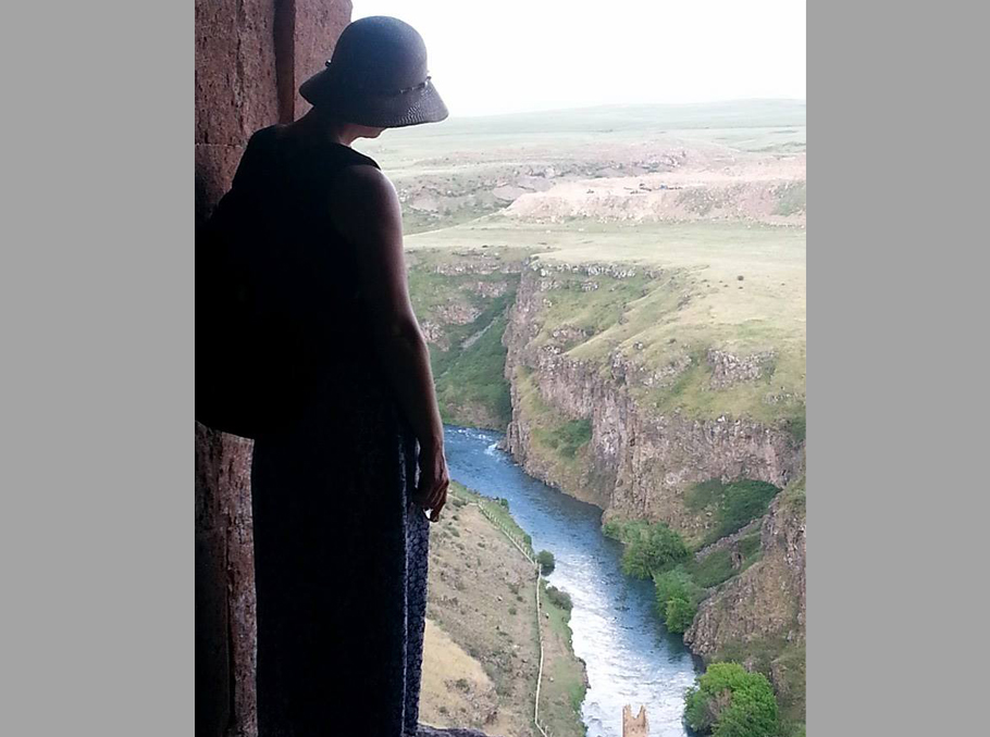 Маргарет Манукян в Ани, смотрит на Армению со стороны Турции, 2014 год. 