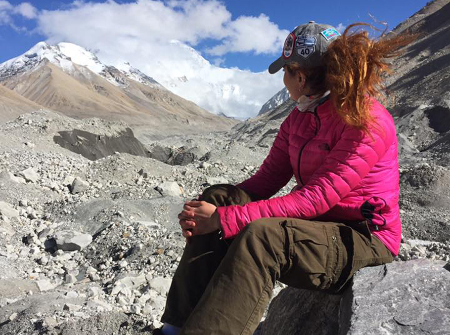 Ирена Харазова смотрит на вершину Эвереста