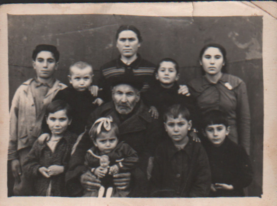 Բաղդո պապը թոռների հետ, 1955-1956 թ. Բաղդո պապը թոռների հետ, 1955-1956 թ.