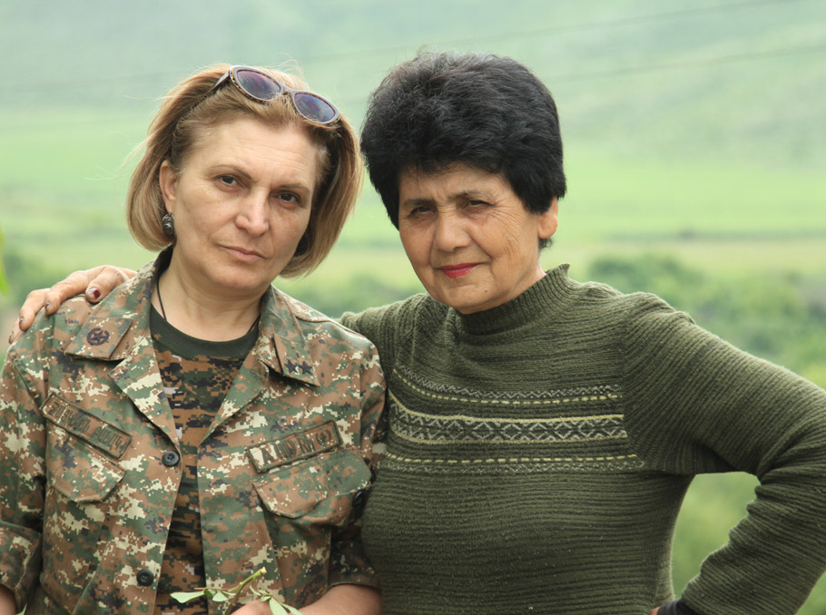 Անահիտ Մարտիրոսյանը ընկերուհու՝ Սվետլանայի հետ