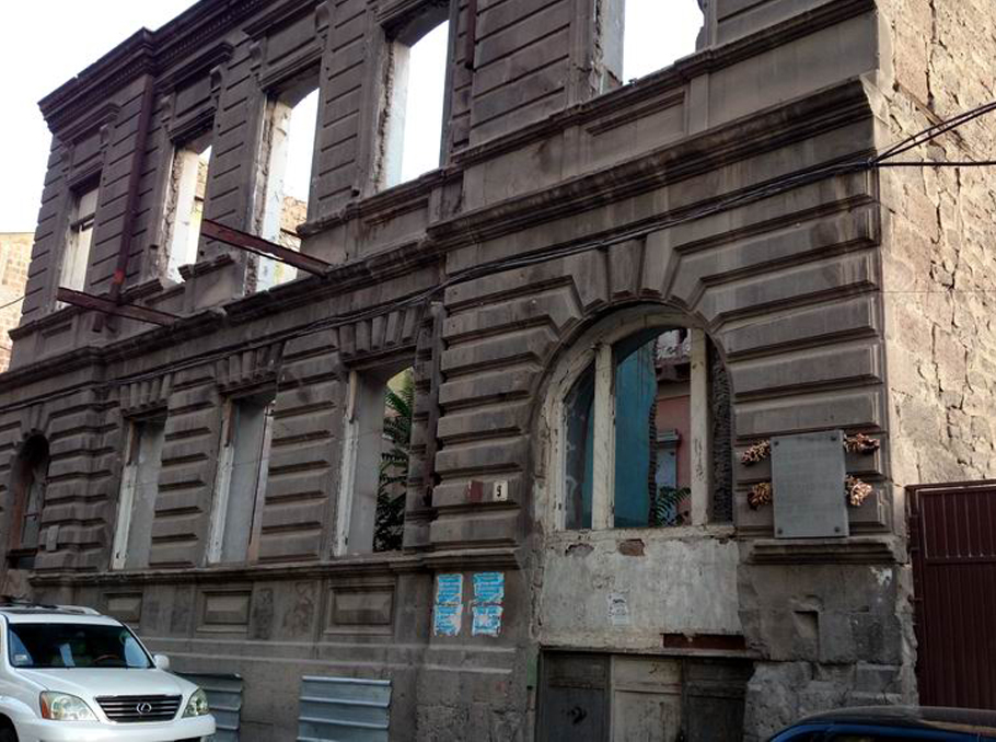 Արամ Մանուկյանի Երեւանի կիսաքանդ տունը