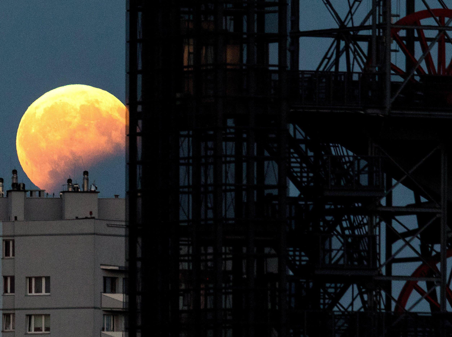 Լուսնի մասնակի խավարումը Կատովիցեում, Լեհաստան 
