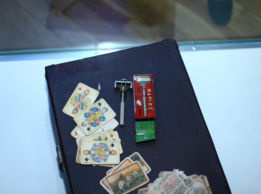 Շիրվանզադեի ածելին եւ խաղաքարտերը (պահվում են Գրականության եւ արվեստի թանգարանում)