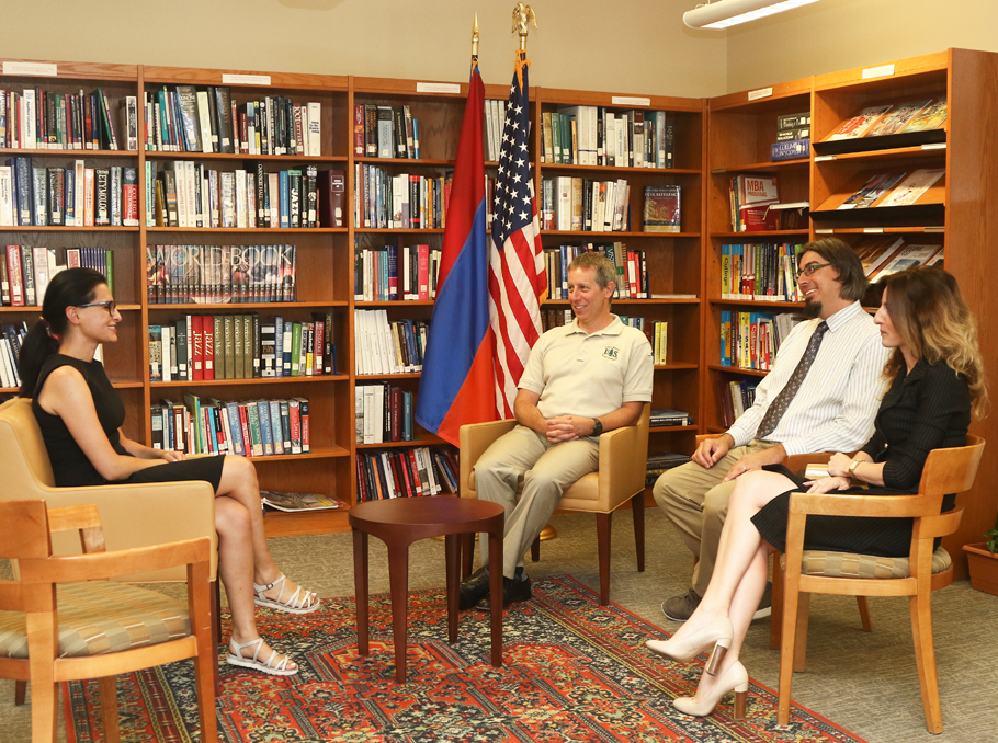 Թագուհի Հովհաննիսյանը զրուցում է ԱՄՆ փորձագետների հետ