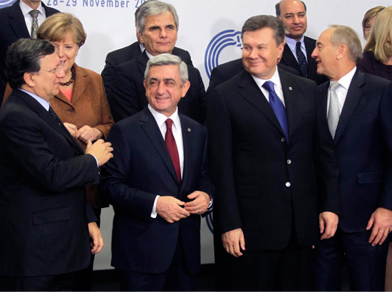 Президент Армении стал невольным свидетелем резкого разговора Меркель с Януковичем, пишет Spiegel
