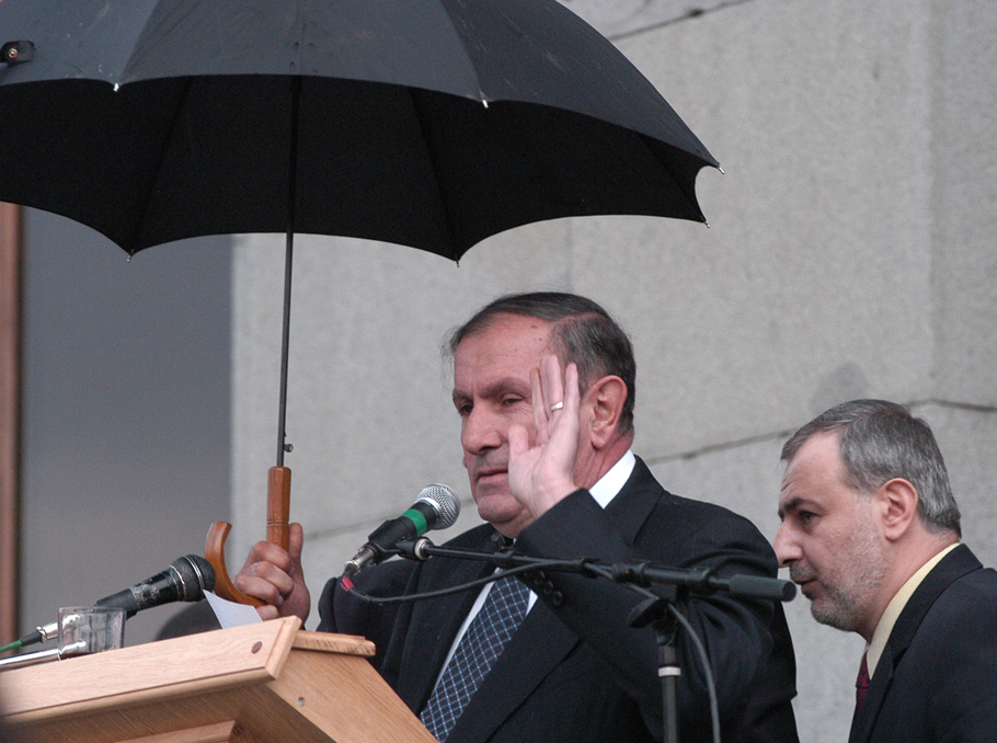 Levon Ter-Petrosyan addresses the rally on October 26, 2007