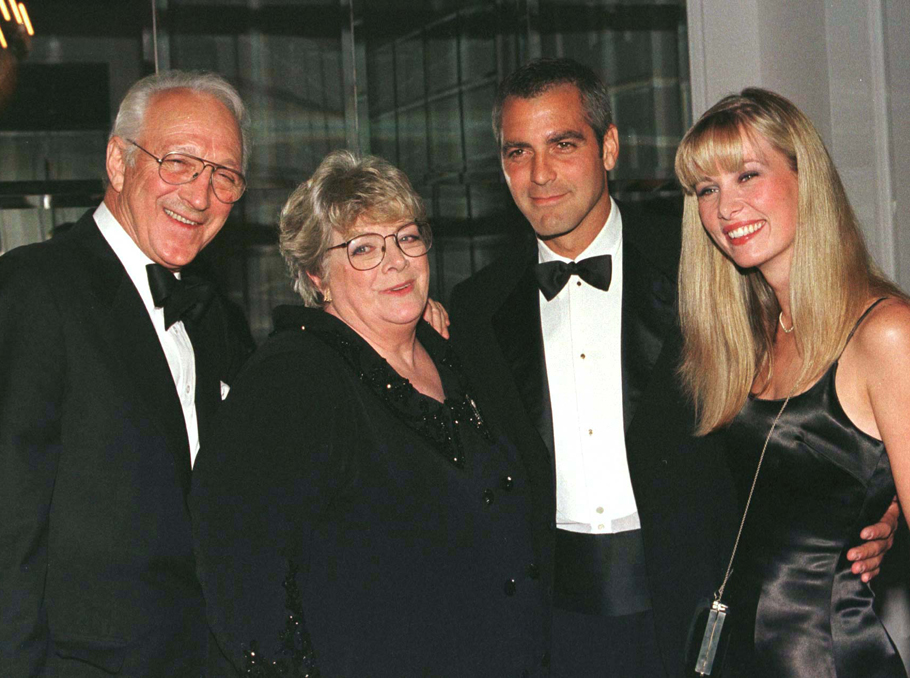 Ռոզմարի Քլունին, նրա ամուսին Դանտե ԴիՊաոլոն, Ջորջ Քլունին՝ իր ընկերուհի Սելին Բելտրանի հետ 1998 թվականին